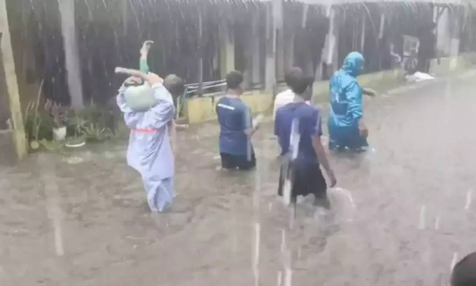 Tanggul di Sukaraja Bogor jebol, belasan rumah terendam banjir