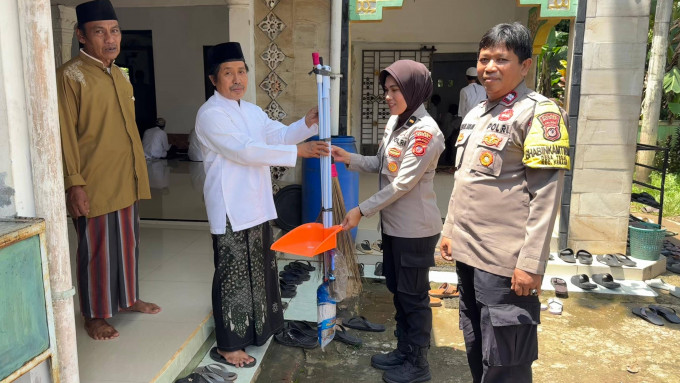 Peduli Rumah Ibadah, Polsek Kemang Laksanakan Silaturahmi ke Ketua DKM Masjid Jami An-Nur dan Serahkan Alat Kebersihan