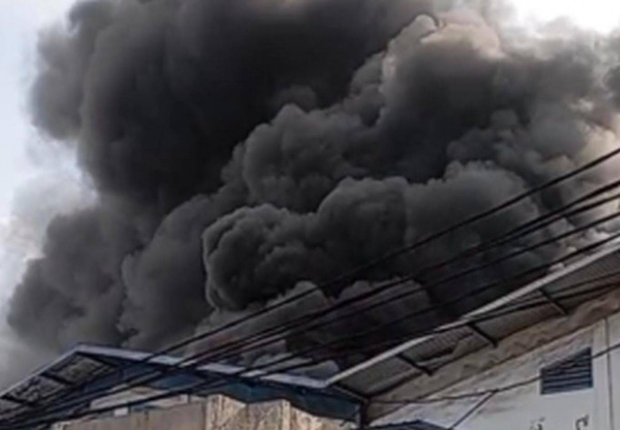 Gudang Miami di Kalideres Jakbar terbakar, asap hitam membubung tinggi
