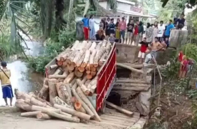 Jembatan yang hubungkan 4 desa di Pandeglang ambruk, ribuan warga terisolasi