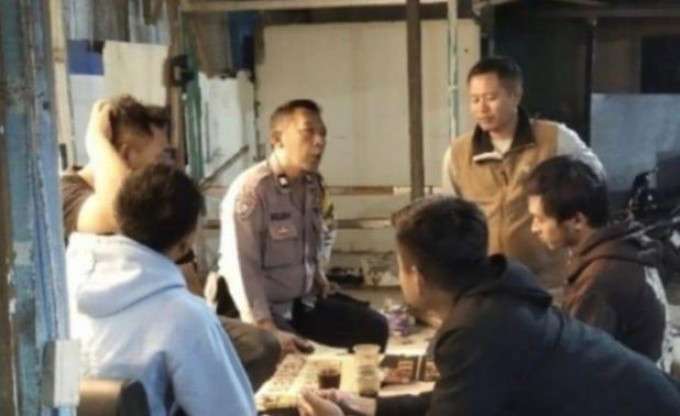 Bhabinkamtibmas Polsek Cisarua Polres Bogor kontrol pos kamling dan sampaikan pesan kamtibmas kepada warga