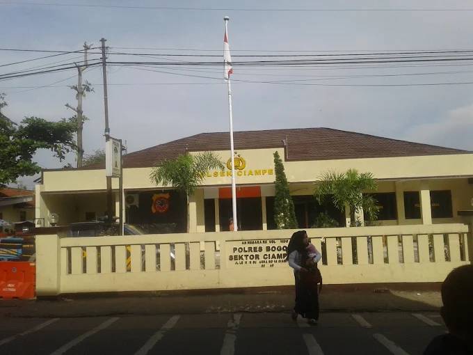 Bhabinkamtibmas Wilayah Hukum Polsek Ciampea Giat Cooling Sistem Kontrol Petugas Ronda Monitoring Dan Beri Pesan Kamtibmas Cegah Antisipasi Kriminalitas.