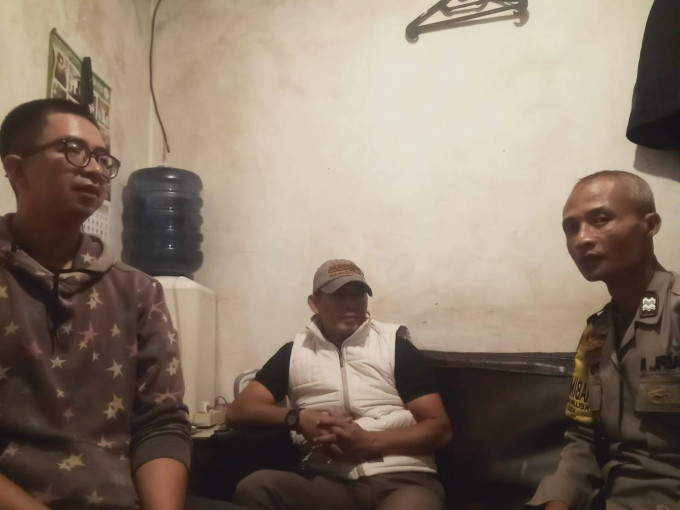 Bhabinkamtibmas Polsek Cisarua Polres Bogor Cek Pos Keamanan Lingkungan dan Siskamling Warga