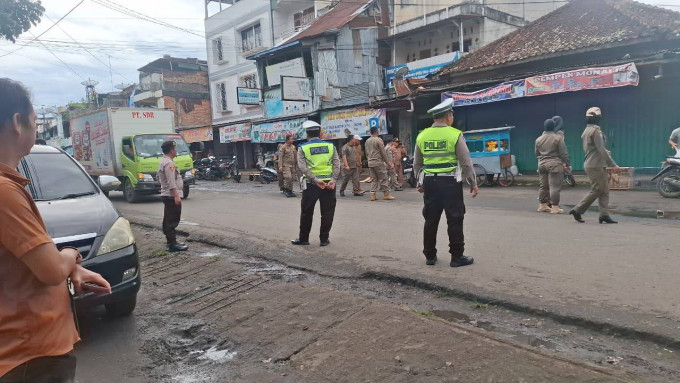 Operasi gabungan tertibkan pasar, pedagang nakal ditindak 