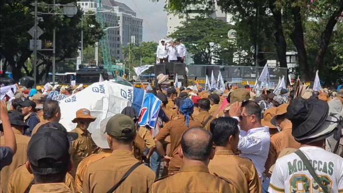 Desak dana desa tahap 2 dicairkan, ribuan perangkat desa demo di kawasan istana
