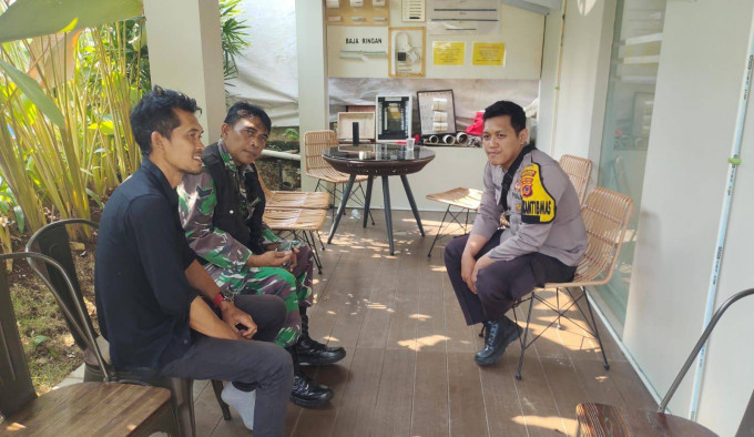 Bhabinkamtibmas Semplak Barat Hadir di Tengah Warga, Ajak Tingkatkan Waspada dan Kepedulian Lingkungan