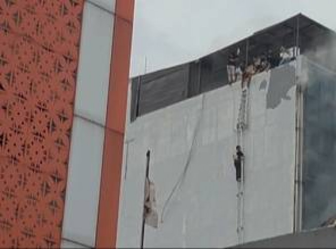 Ada korban jiwa dan puluhan karyawan terjebak dalam kebakaran gedung drone di Kemayoran