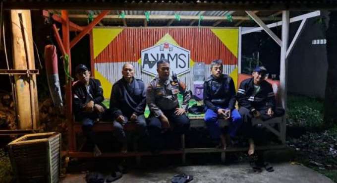 Bhabinkamtibmas Polsek Ciampea Kontrol Petugas Ronda Malam, Sampaikan Pesan Kamtibmas
