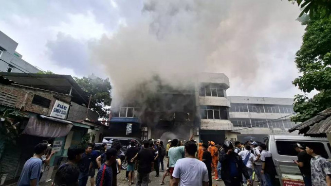 Kebakaran gedung drone di Kemayoran, 15 karyawan terjebak