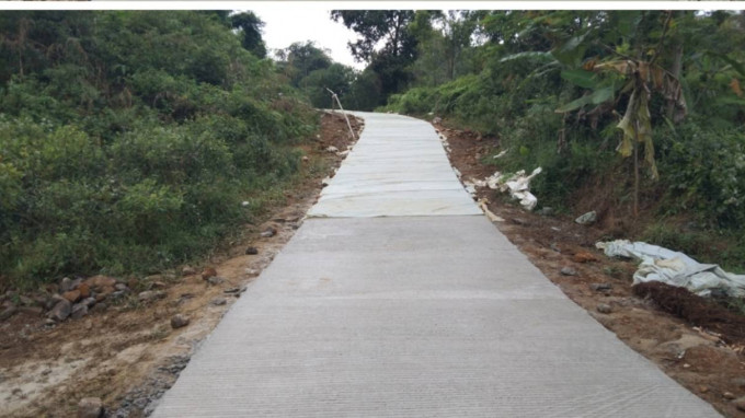 Pemasangan Prasasti Normalisasi Jalan Rabat Beton di Desa Ciluksa Menggunakan Dana Desa TA 2025.