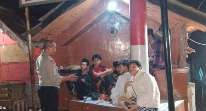 Bhabinkamtibmas Polsek Cijeruk Sambangi Satkamling dan Sampaikan Pesan Kamtibmas