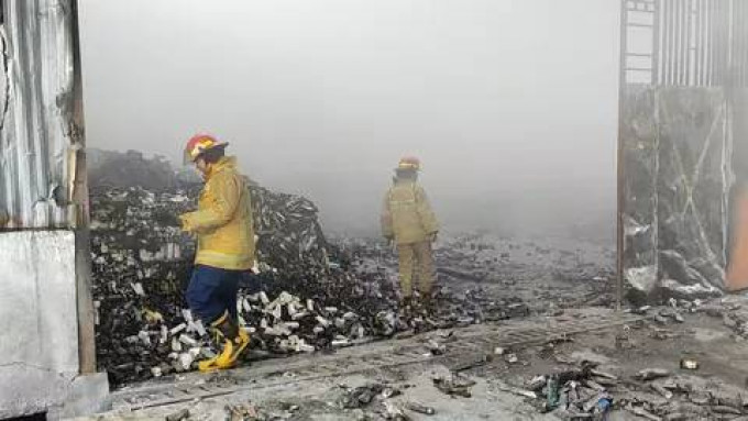 Gudang paket bekas di Gunung Putri Bogor terbakar, diduga tak berizin