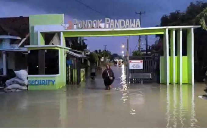 Banjir di Cirebon makin tinggi, warga 7 kecamatan pilih bertahan di rumah