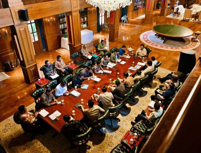 Prabowo kumpulkan para menteri di Hambalang sepulang dari lokasi bencana