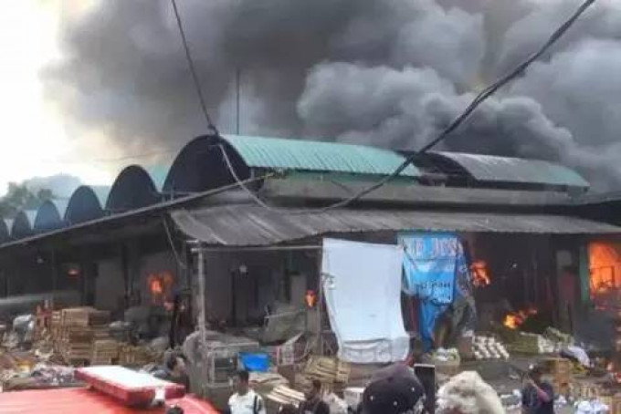 Kebakaran Pasar Induk Kramat Jati padam 1 Jam, 350 kios hangus terbakar