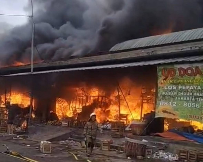 Kebakaran Pasar Induk Kramat Jati, 16 unit damkar dikerahkan