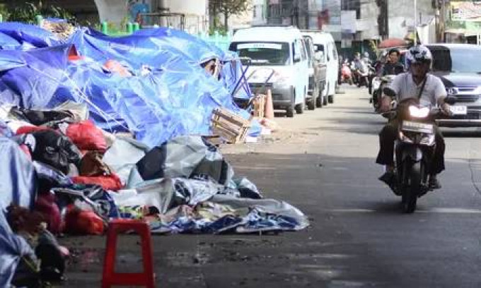 Sampah menggunung, emak-emak serukan buang ke kantor Wali Kota Tangsel