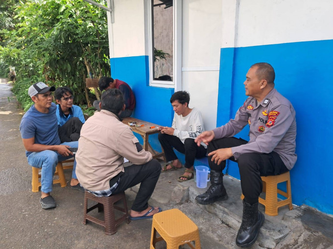 Lewat Kegiatan Sambang Warga Bhabinkamtibmas Ajak Warga Untuk Menjaga Kamtibmas Yang Aman Dan Kondusif