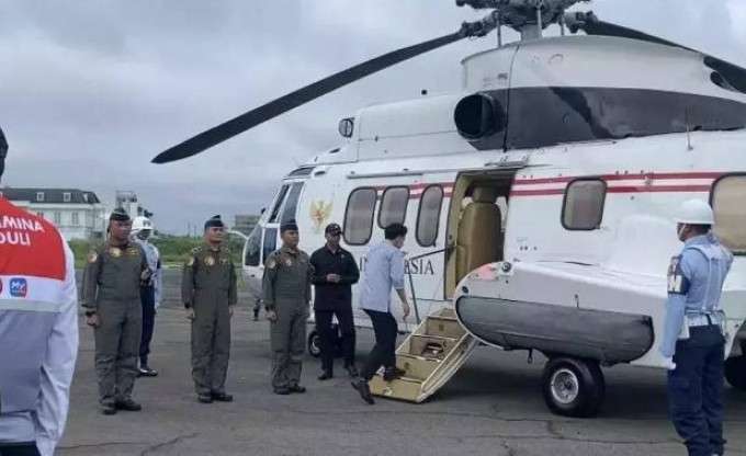 Gibran bagikan mainan ke anak-anak saat tinjau posko pengungsian di Pidie Jaya Aceh