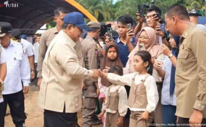 Tinjau posko pengungsi di Agam Sumbar, Prabowo disambut lagu Indonesia Raya