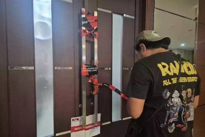 Breaking News! KPK segel ruang kerja Bupati Bekasi