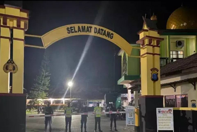 KPK periksa sejumlah orang hingga malam di Polres HSU Kalsel seusai OTT