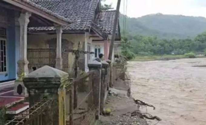 Banjir bandang Sukabumi, belasan rumah hanyut dan puluhan keluarga terisolasi