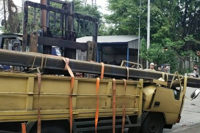 Truk angkut besi kecelakaan di Cakung, dua tewas tertimpa muatannya sendiri