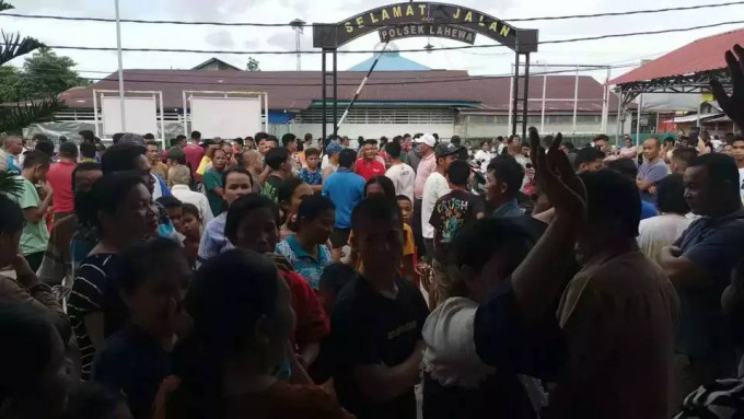 Masih berkeliaran, ratusan warga desak Polsek Lahewa tangkap tersangka pembunuhan