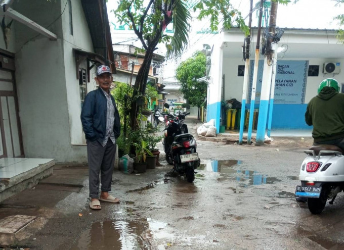 Jalan Utama Kelurahan Kebon Kosong 30 Tahun Tidak Ada Perbaikan. Warga: Jalan Rusak Parah dan Becek Saat Hujan