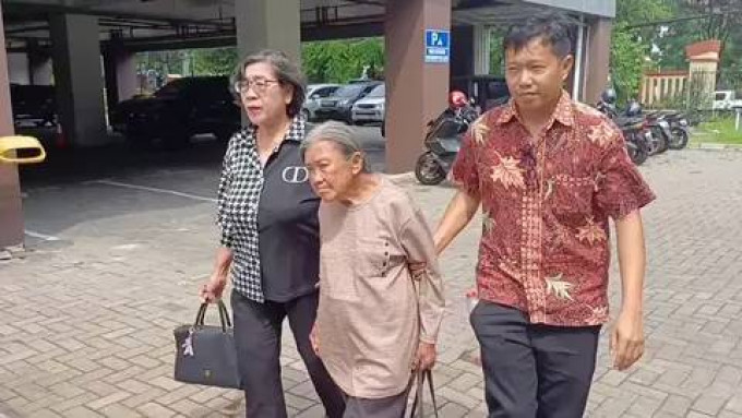 Nenek Elina diperiksa Polda Jatim usai diusir paksa oknum ormas Madas