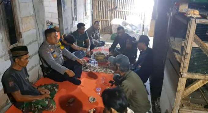 Bhabinkamtibmas Polsek Ciampea Bersama Babinsa Laksanakan Silaturahmi dan Sambang Warga Sampaikan Pesan Kamtibmas