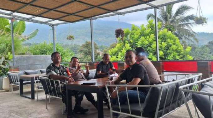 Sinergitas TNI-POLRI di Cijeruk, Bhabinkamtibmas dan Babinsa Sambangi Warga Desa Pasir Jaya,.