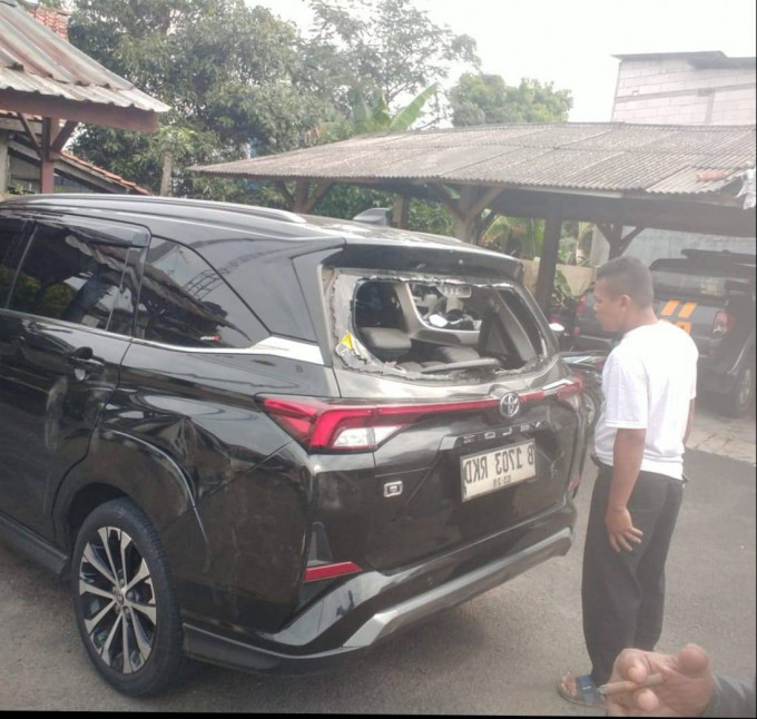 Oknum wartawan di gerudug warga Yang mengaku sebagai petugas kepolisian dari polres dan polda