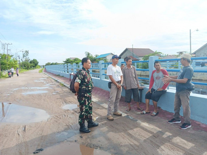 Cegah Banjir, Babinsa Kodim 1016/Plk Himbau Warga Tidak Buang Sampah Sembarangan