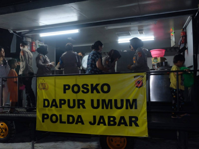 Polda Jabar Hadirkan Kendaraan Dapur Lapangan untuk Warga Terdampak Banjir di Karawang