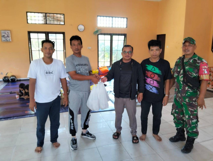 Peduli Korban Kebakaran, Babinsa Kodim 1016/Plk Berikan Bantuan Sembako ke Warga