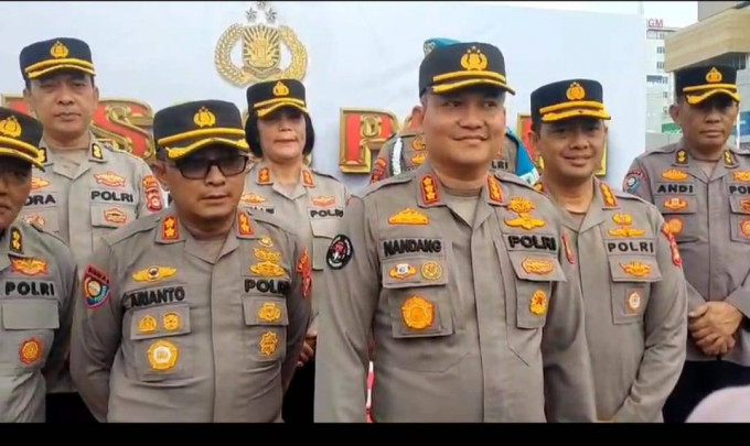 Komitmen Nyata Hadir untuk Masyarakat: Aksi Cepat Personel Bidhumas Polda Sumsel Tolong Korban Laka Lantas di Palembang