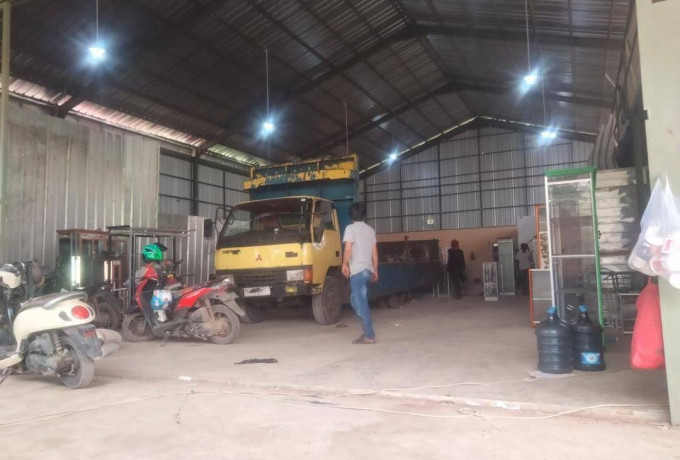 Gudang Pembuatan Lemari Kaca Diduga Belum Kantong Surat Izin.