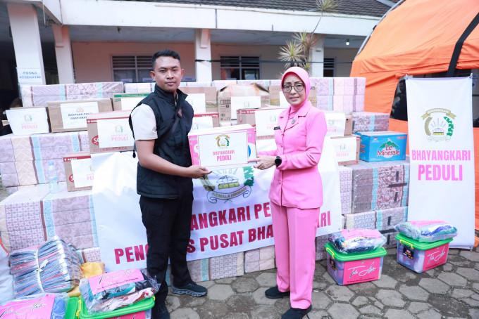 Ketua Umum Bhayangkari Salurkan Bantuan Lewat Ketua Bhayangkari Daerah Jawa Barat  untuk Korban Longsor  di  Cisarua