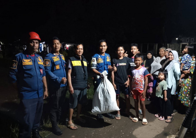 Damkar Kabupaten Sukabumi Berhasil Tangani Sarang Tawon di Kecamatan Simpenan