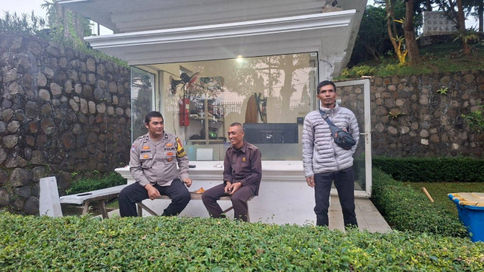 Antisipasi Kejahatan, Bhabinkamtibmas Desa Pasir Angin Sambang Satpam Warga Binaan sampaikan Pesan Kamtibmas