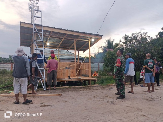 Peduli Keamanan Warga, Babinsa Gotong-royong Bangun Poskamling