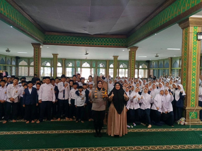 Kapolsek Megamendung Menghadiri Seminar  dan Memberikan Penyuluhan ANTI Bullying Bertempat di Ponpes Almustafawiah desa Sukakarya