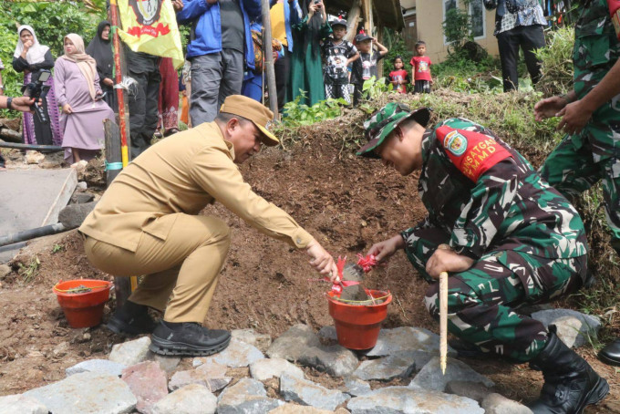 Pemkab Sukabumi Bersama TNI Bangun Infrastruktur Jalan Desa Parakanlima Melalui TMMD ke-127