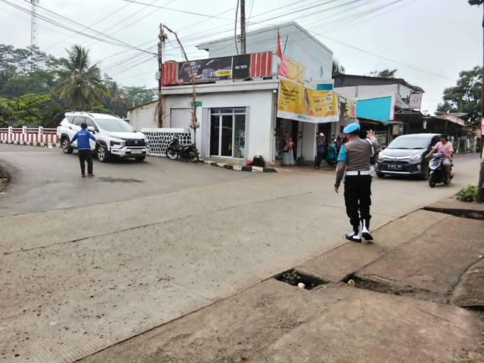 Kapolsek Nanggung Pimpin Pelaksanaan Gatur Lalu Lintas Ops Lilin Lodaya 2025