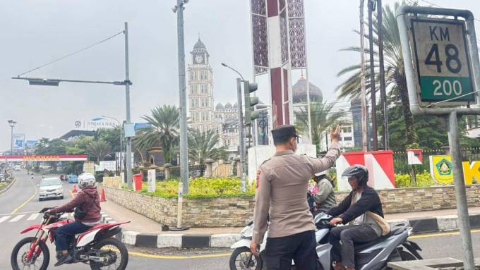 Pospam Terpadu Gadog Laksanakan Pengaturan Arus Lalu Lintas Operasi Lilin Lodaya 2025