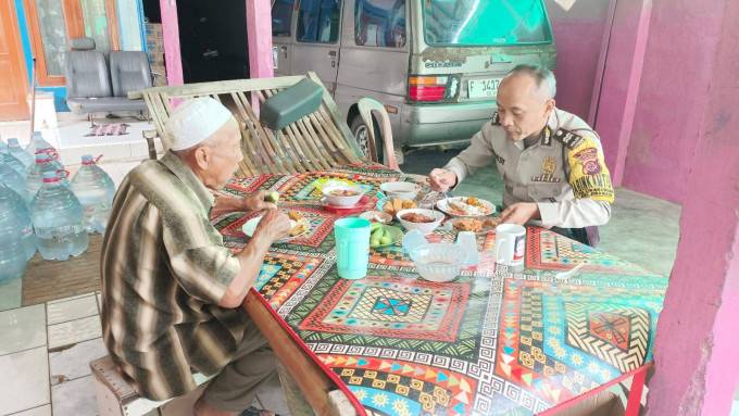 Polsek Dramaga Dengan Tokoh/Warga Wilayah Desa Binaan Giat Sambang Kamtibmas Warga untuk Menjaga Harkamtibmas Wilayah Binaan
