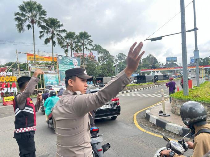 Pospam Terpadu Gadog Laksanakan Pengaturan Arus Lalu Lintas dalam Operasi Lilin Lodaya 2025