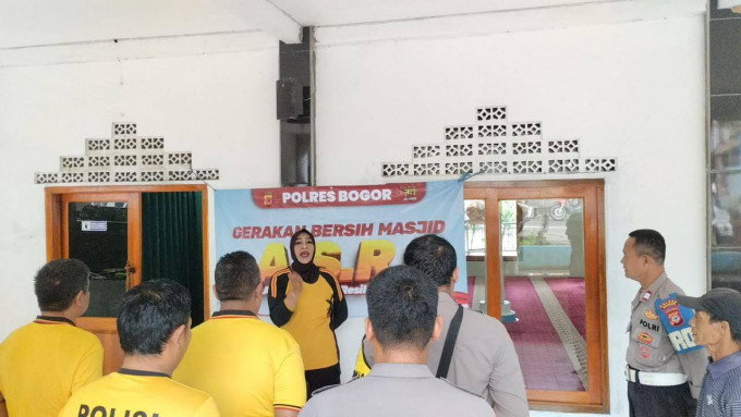 Polsek Megamendung Laksanakan Gerakan Bersih - Bersih Masjid Dalam Rangka Program Bapak Kapolri Asri (Aman Sehat Resik Indah)